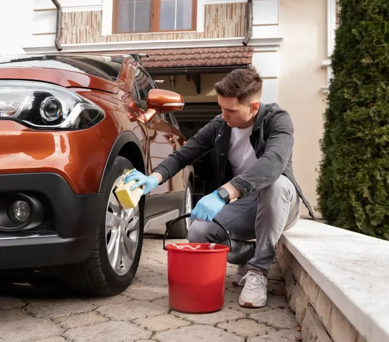 Lavage auto à domicile Vers-Pont-du-Gard : professionnel intervenant sur un véhicule